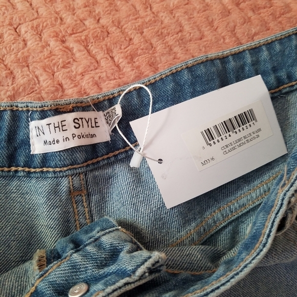 Light Wash Mom Jeans - Picture 5 of 6